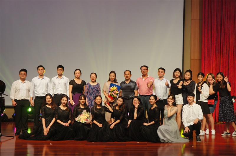 领导、老师和演员合影留念