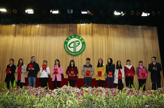 刘健院长为优秀毕业生代表颁发荣誉证书