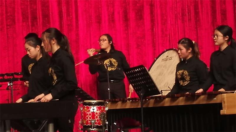 同学们正在倾力演出