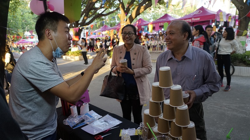 吕琦元副书记与工商模拟市场摊主交谈