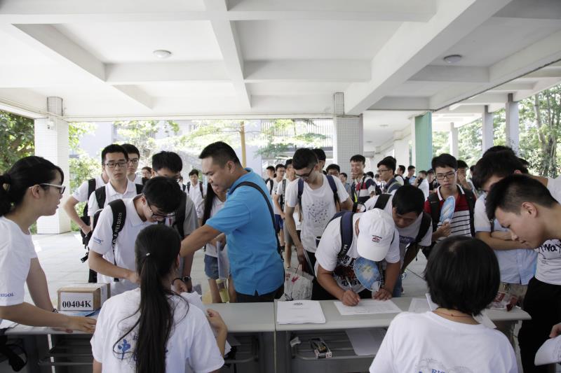 参赛队伍签到，等候入场参加测评