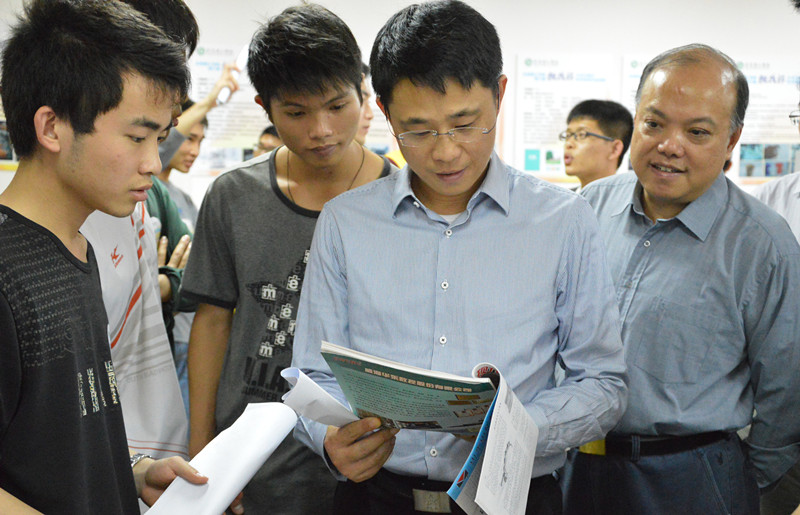 成洪波书记观看作品介绍_副本