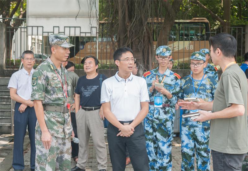 成洪波书记听取莞城军训情况