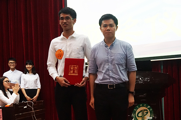 获奖选手与评委合影