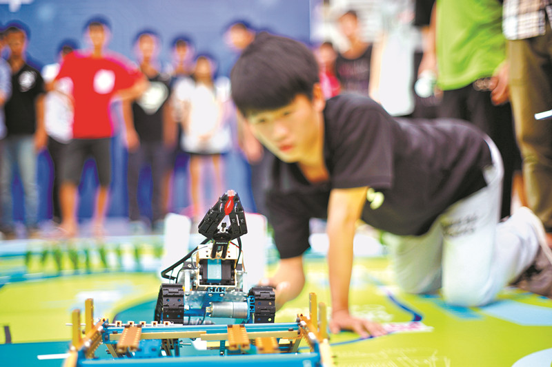(配文1-4）比赛中的机器人  邓维伟摄_副本