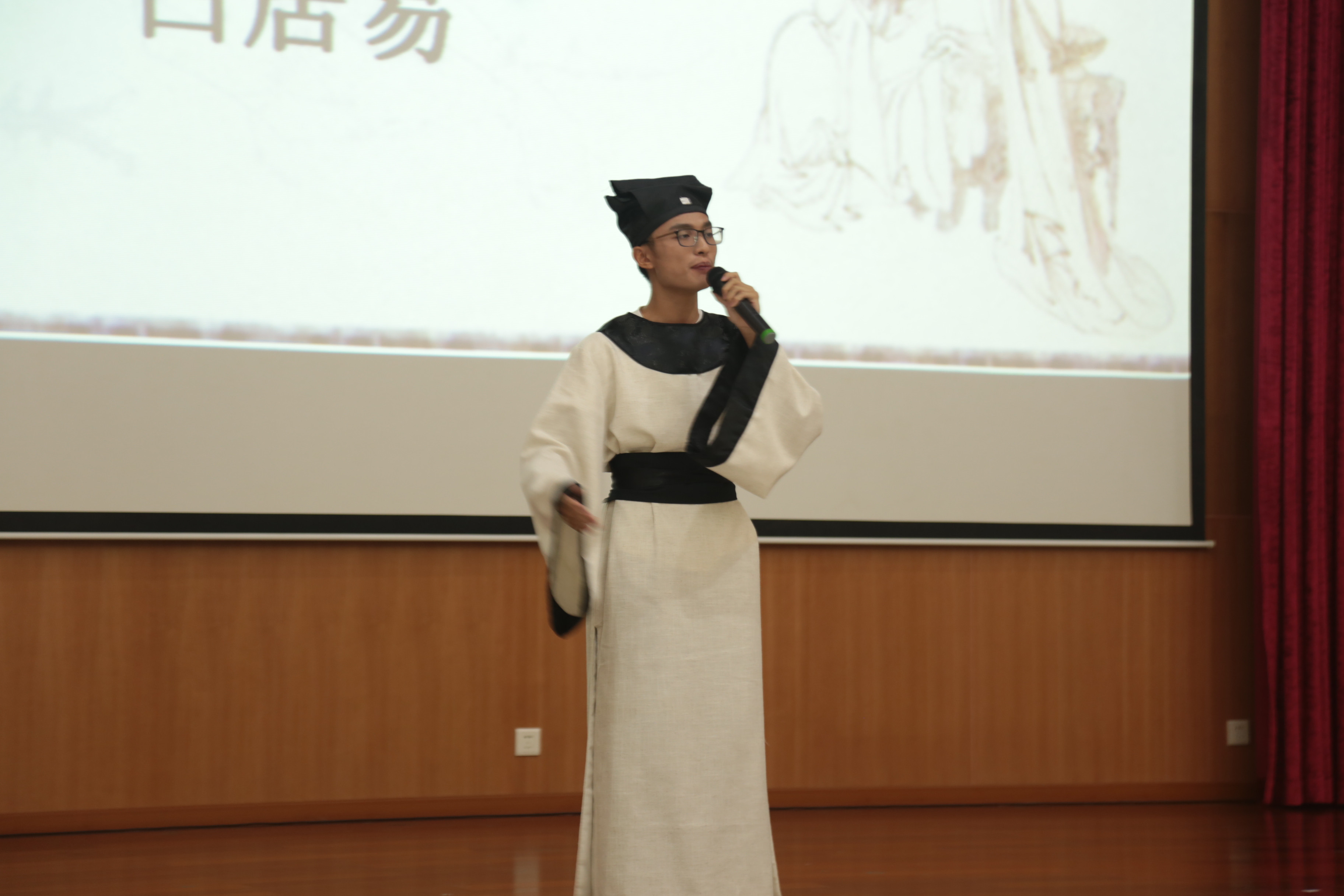 选手深情地朗诵