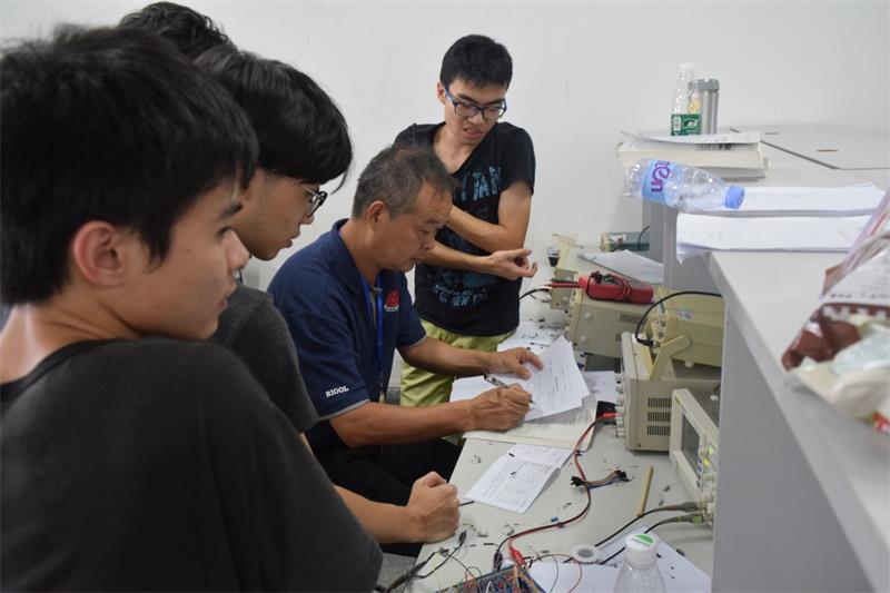 评审队伍对推荐参加全国奖的参赛队伍进行综合测评