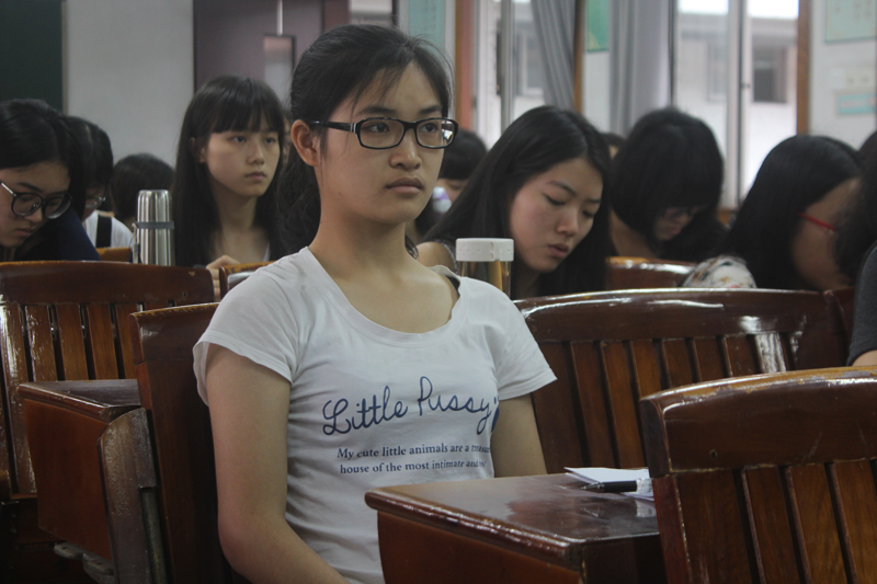 同学们认真聆听-800