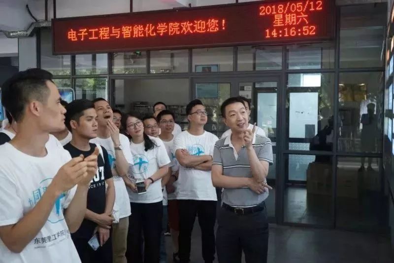 胡耀华院长给校友们介绍学院现状