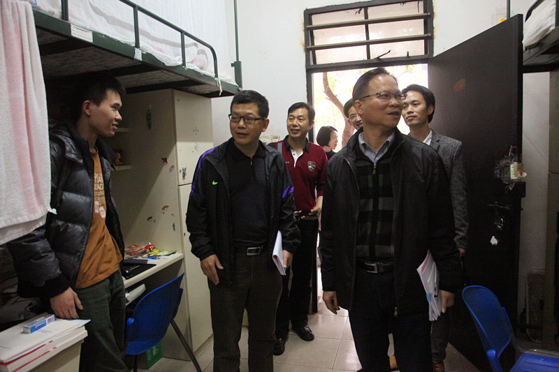 到学生宿舍了解情况