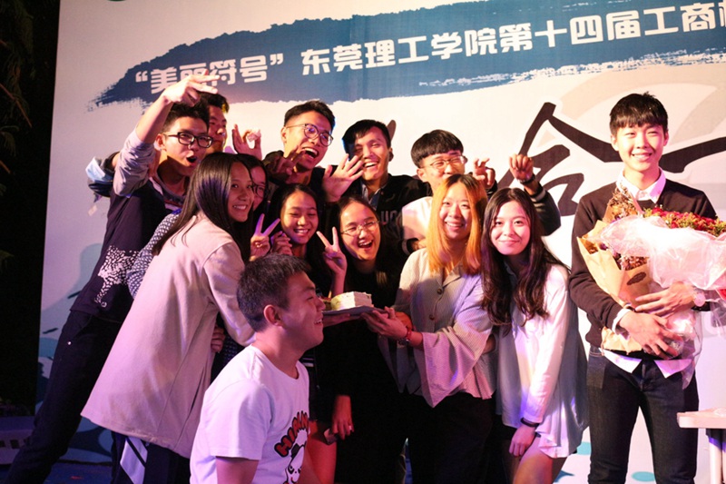 闭幕式上为成员庆祝生日