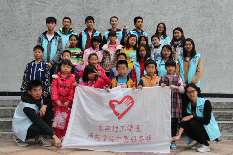 “小老师”们和孩子们合影留念-800