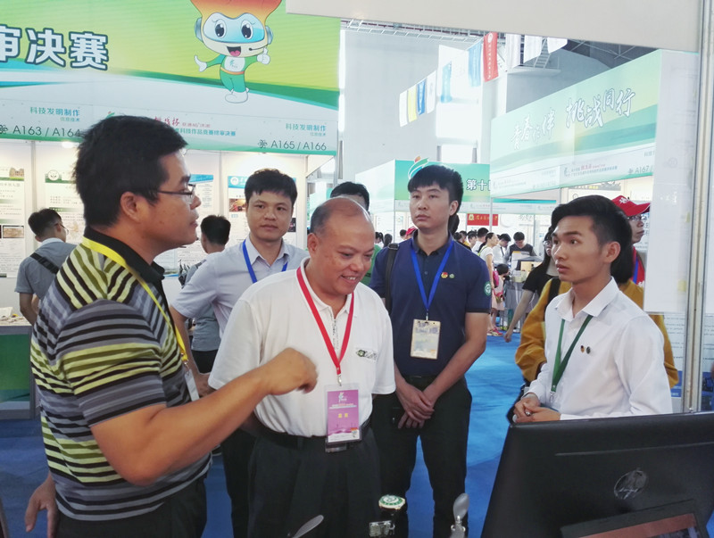 校党委副书记吕琦元、团委书记黄金和等学校老师_副本