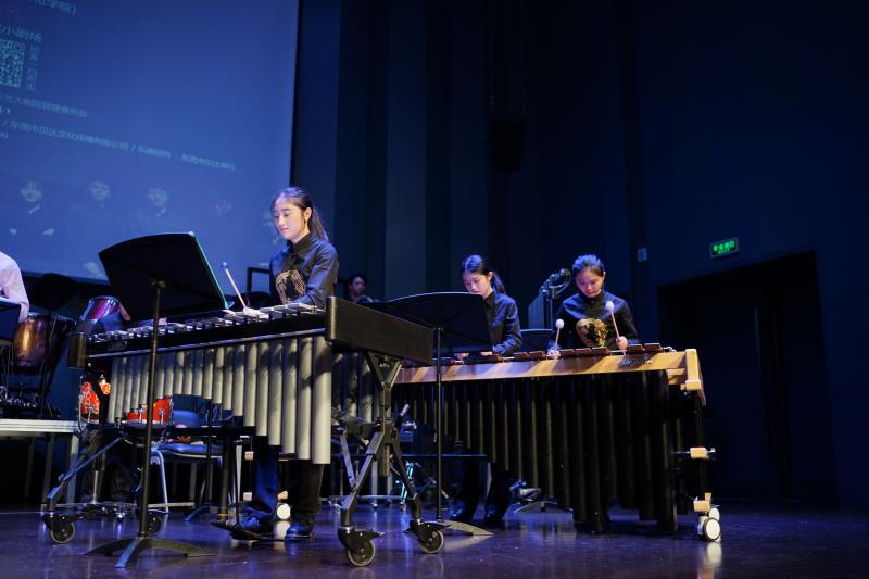 演员们正在演奏