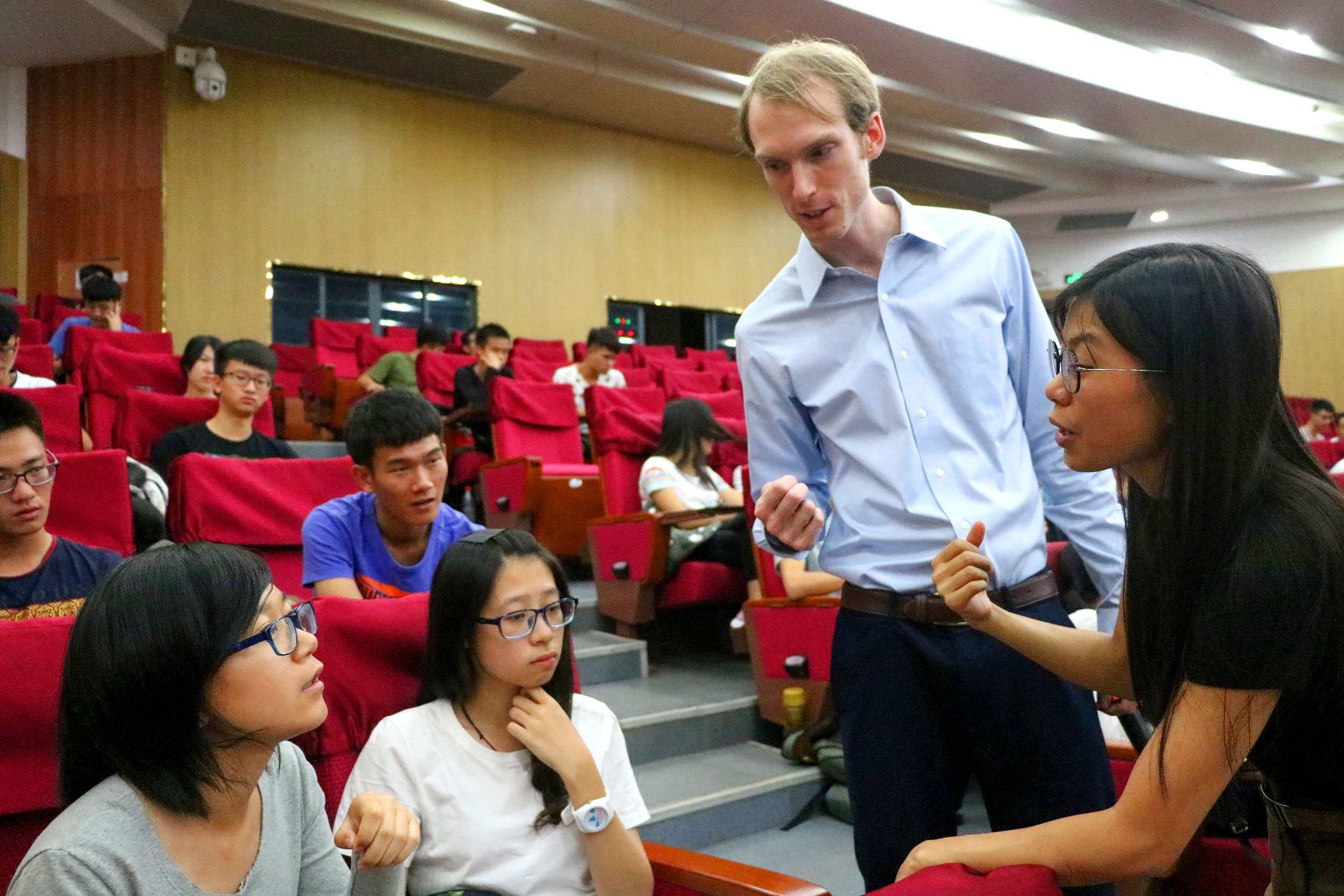 主讲者采访同学_副本