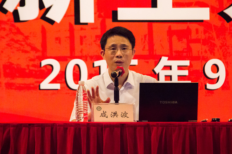 成洪波书记与新生展开思想对话