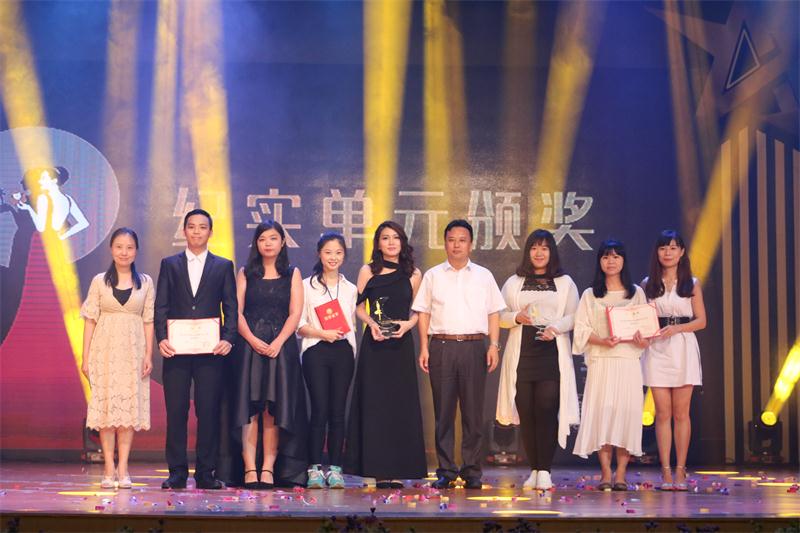 马宏伟副校长为纪实单元颁奖 (4)