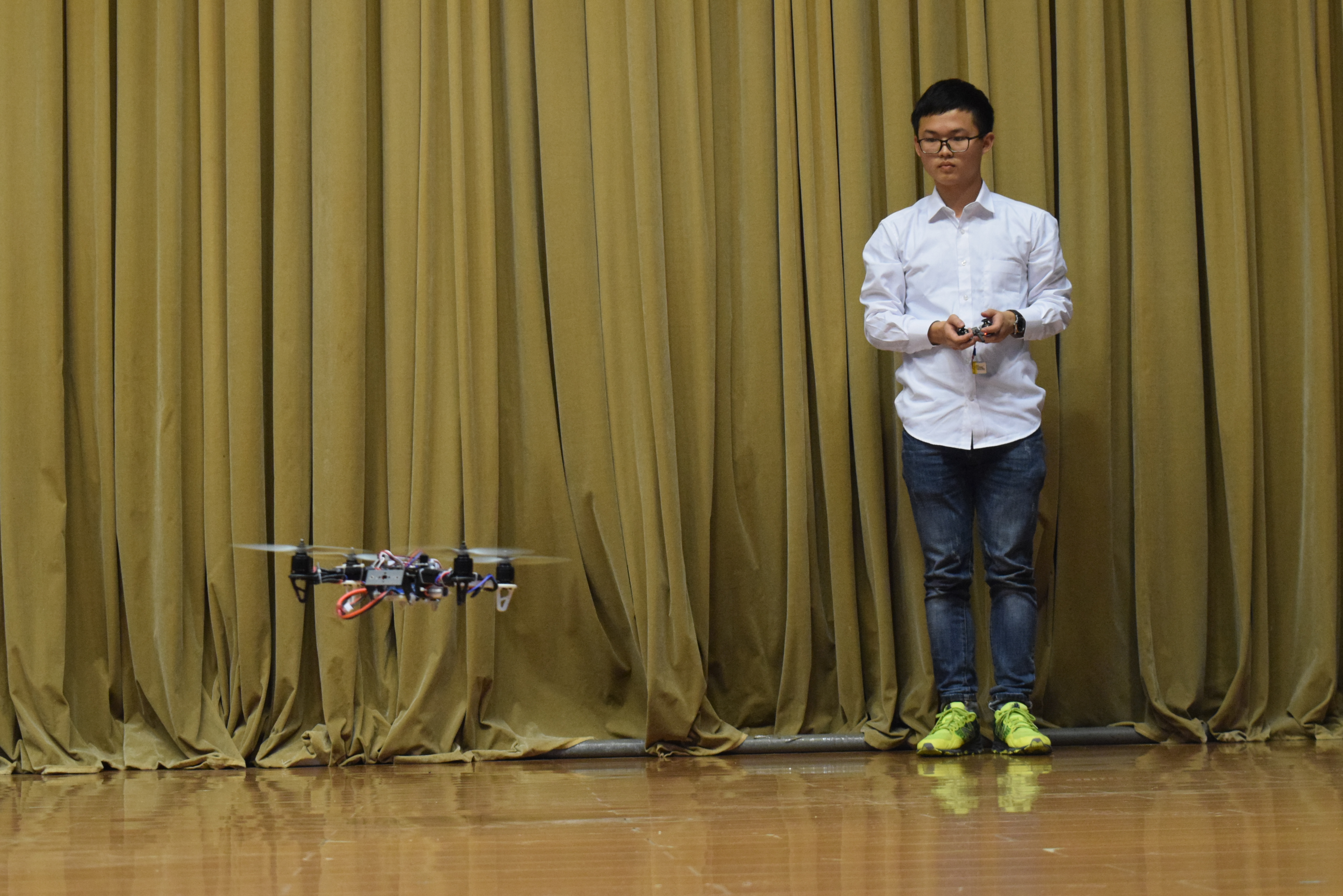 参赛队员在台上介绍自己的作品