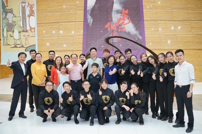 领导、老师与演员合影留念