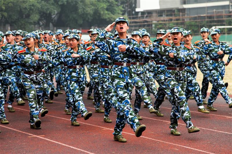 参训新生雄赳赳、气昂昂通过主席台接受检阅