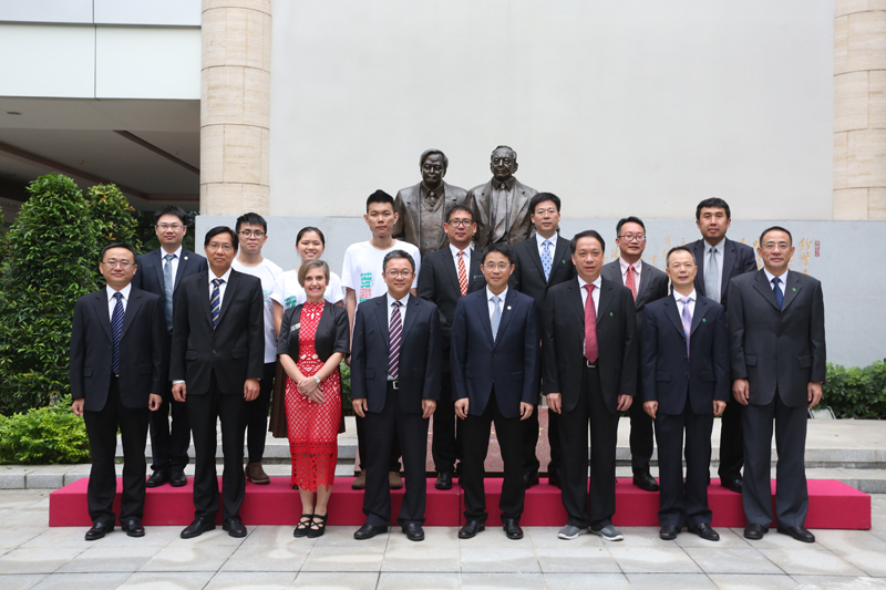 首批博士生与领导嘉宾合影。