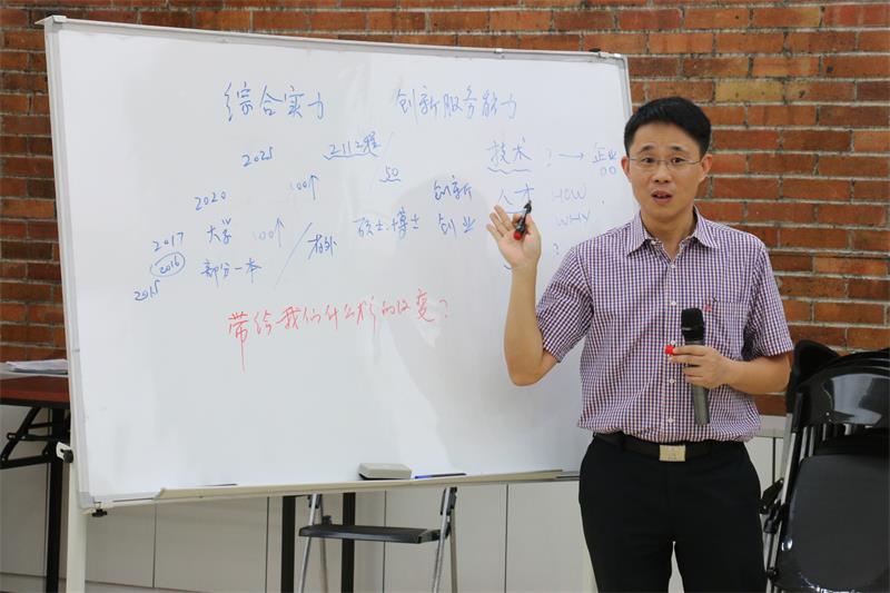 成洪波书记向同学阐述学校的发展蓝图