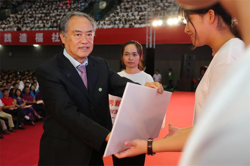 卢秉恒院士颁发奖学金