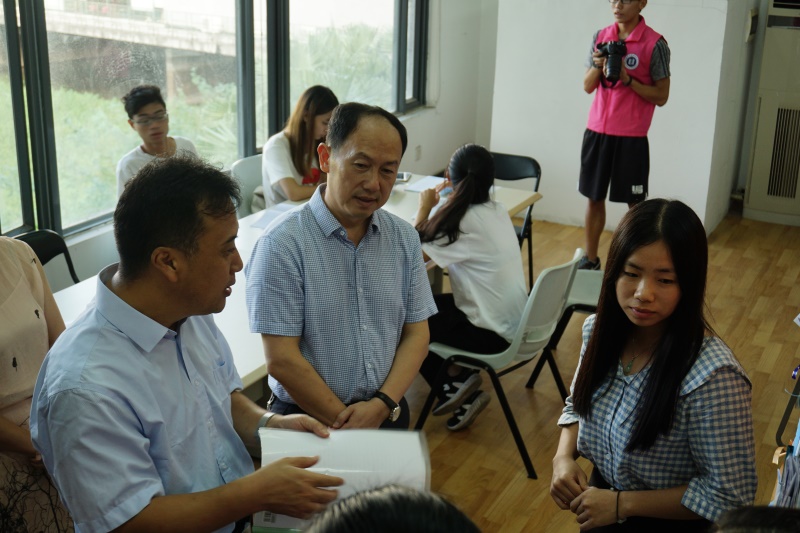 马宏伟副校长与学生交谈