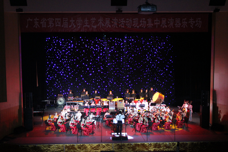师范学院正在表演器乐合奏《云南风情----闹元宵》-800