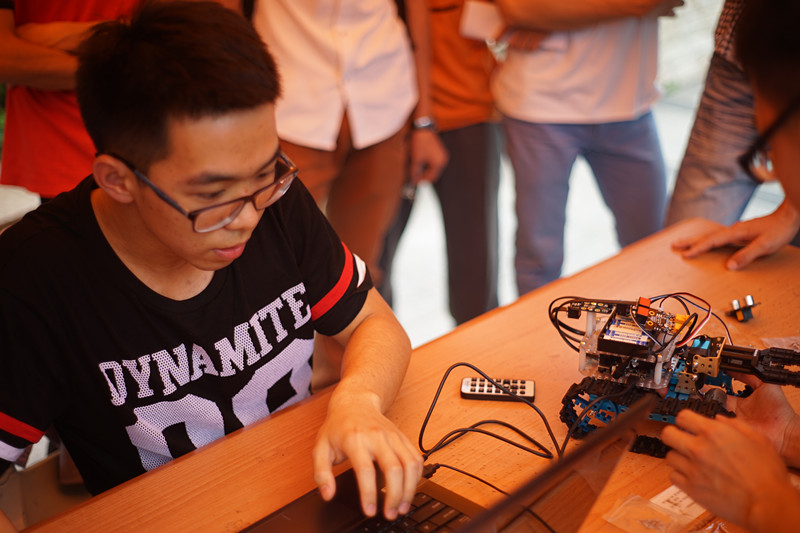 组装完成的队伍开始编程调试_副本