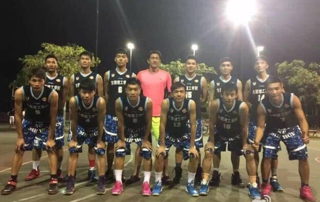 45612藏宝阁资料篮球队合影