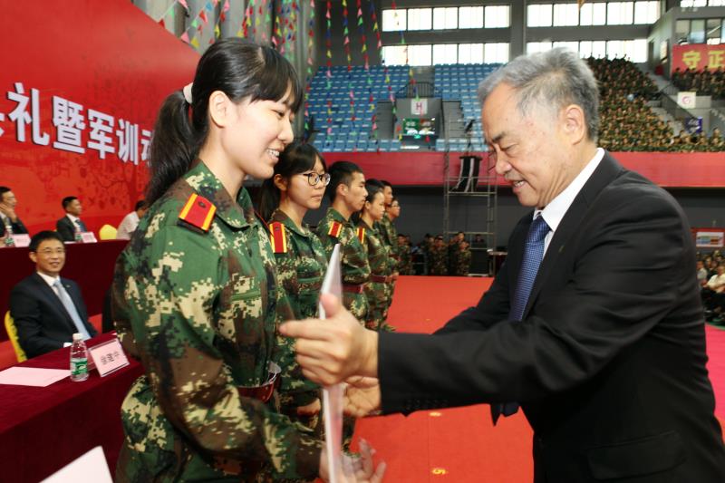 卢秉恒院士颁发新生奖学金