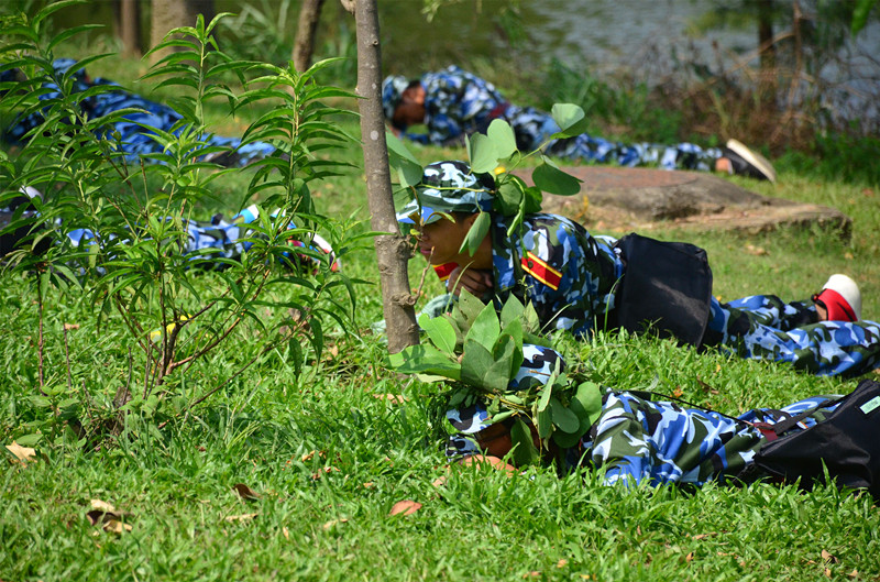 、空袭  大家随地找个地趴下掩护_副本