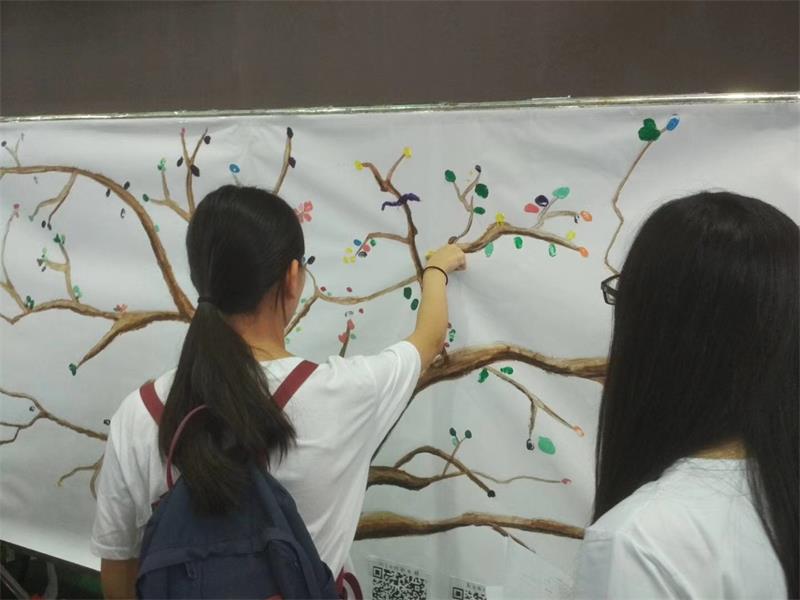 文传学院的手印树