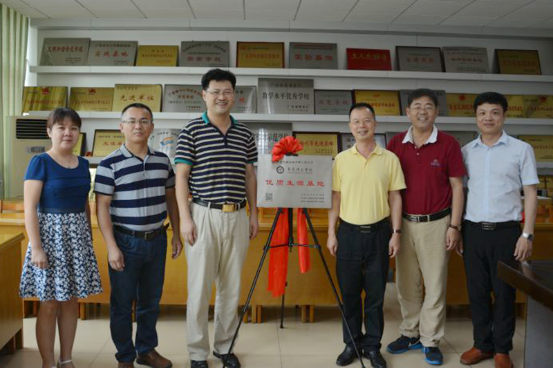 党委委员、副校长李忠红为梅县东山中学优质生源基地揭牌