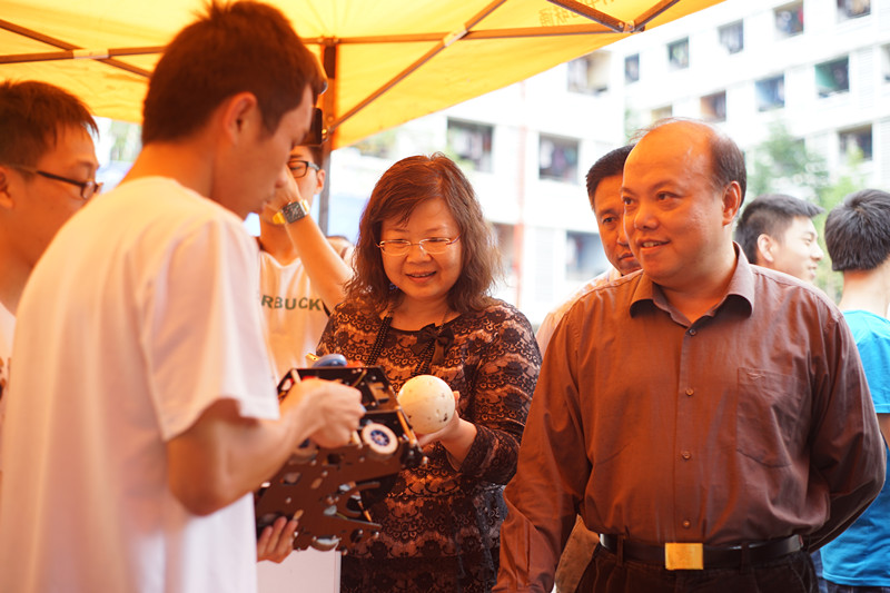吕琦元副书记参观机器人展位_副本