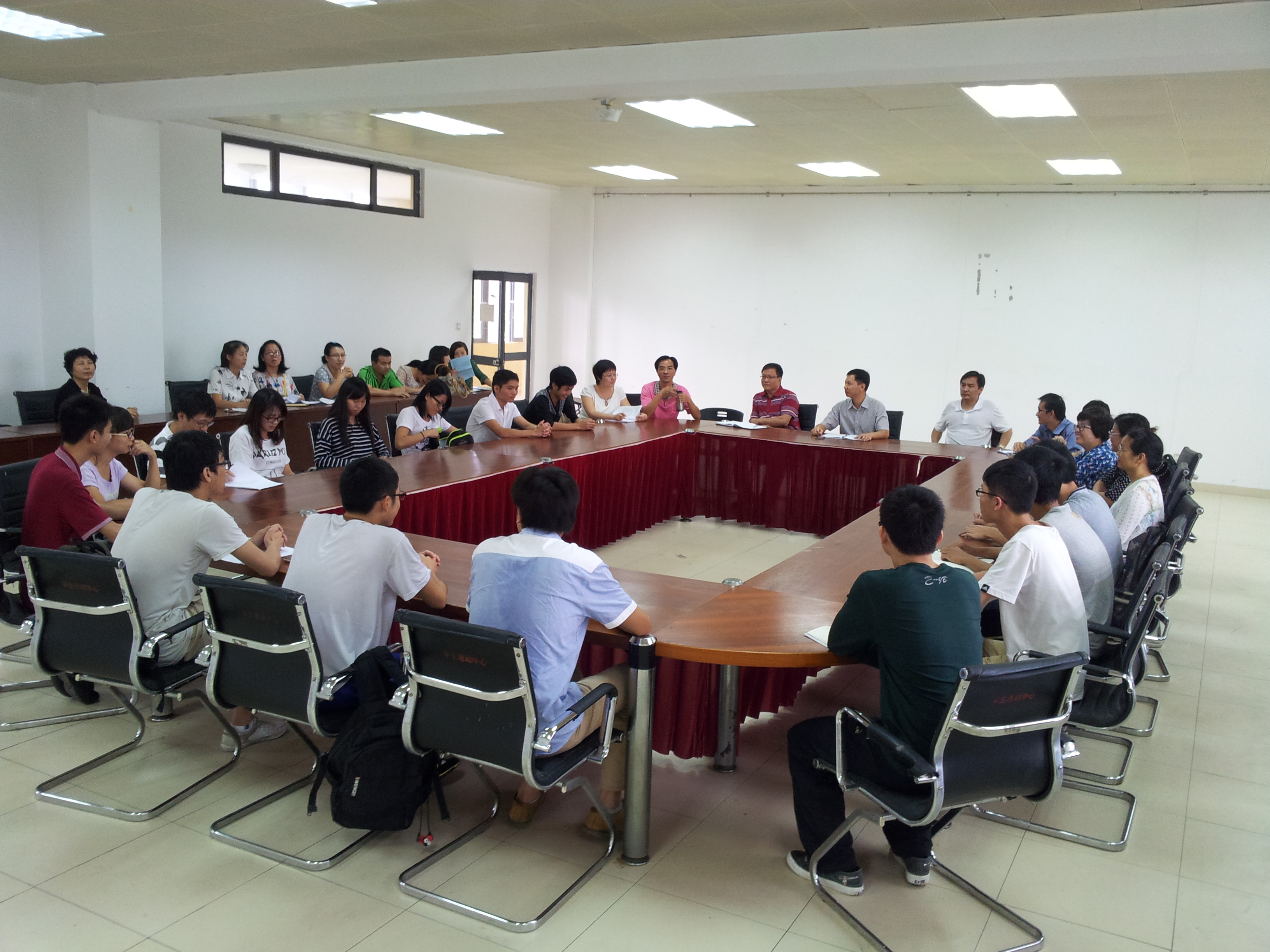 思政部副主任银锋博士主持全体专任教师及学生代表师生座谈会议