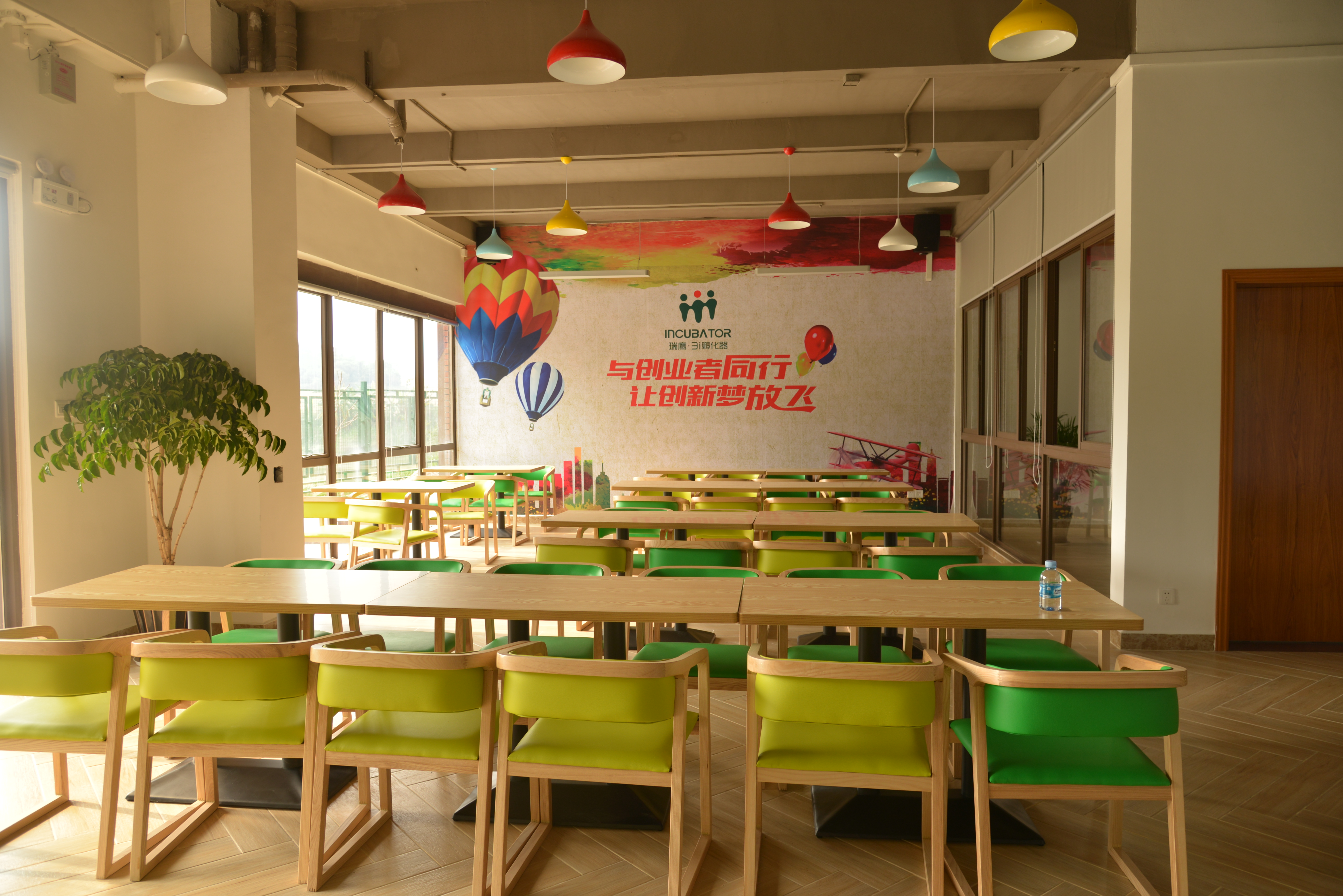 大学科技园瑞鹰分园区一楼路演厅