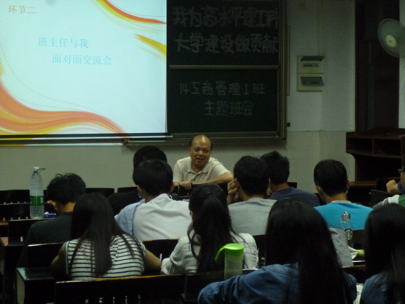 吕琦元与同学们亲切交流