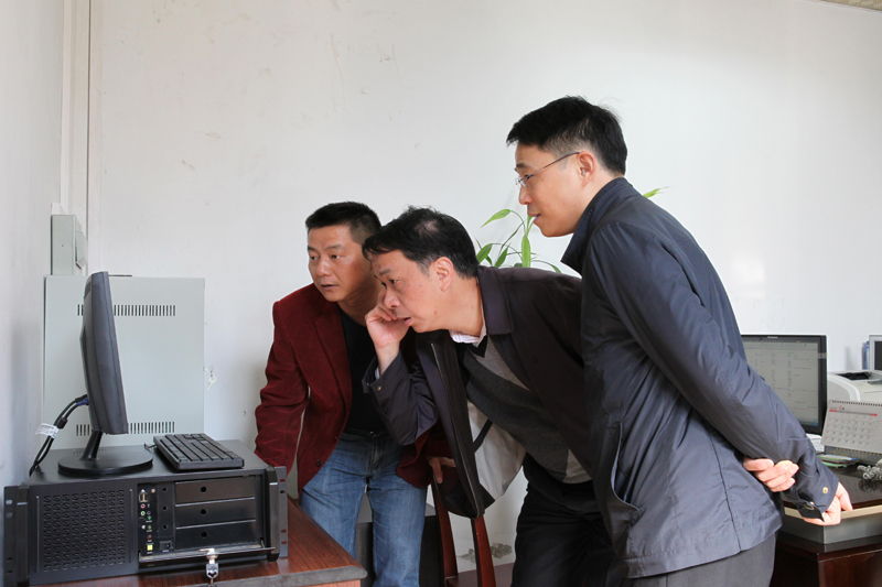 在学校饭堂检查安防