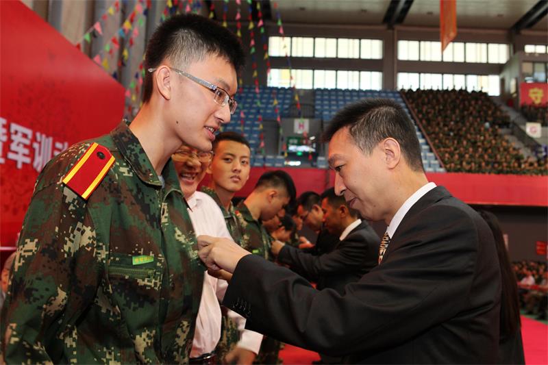 各学院负责人为新生佩戴校徽