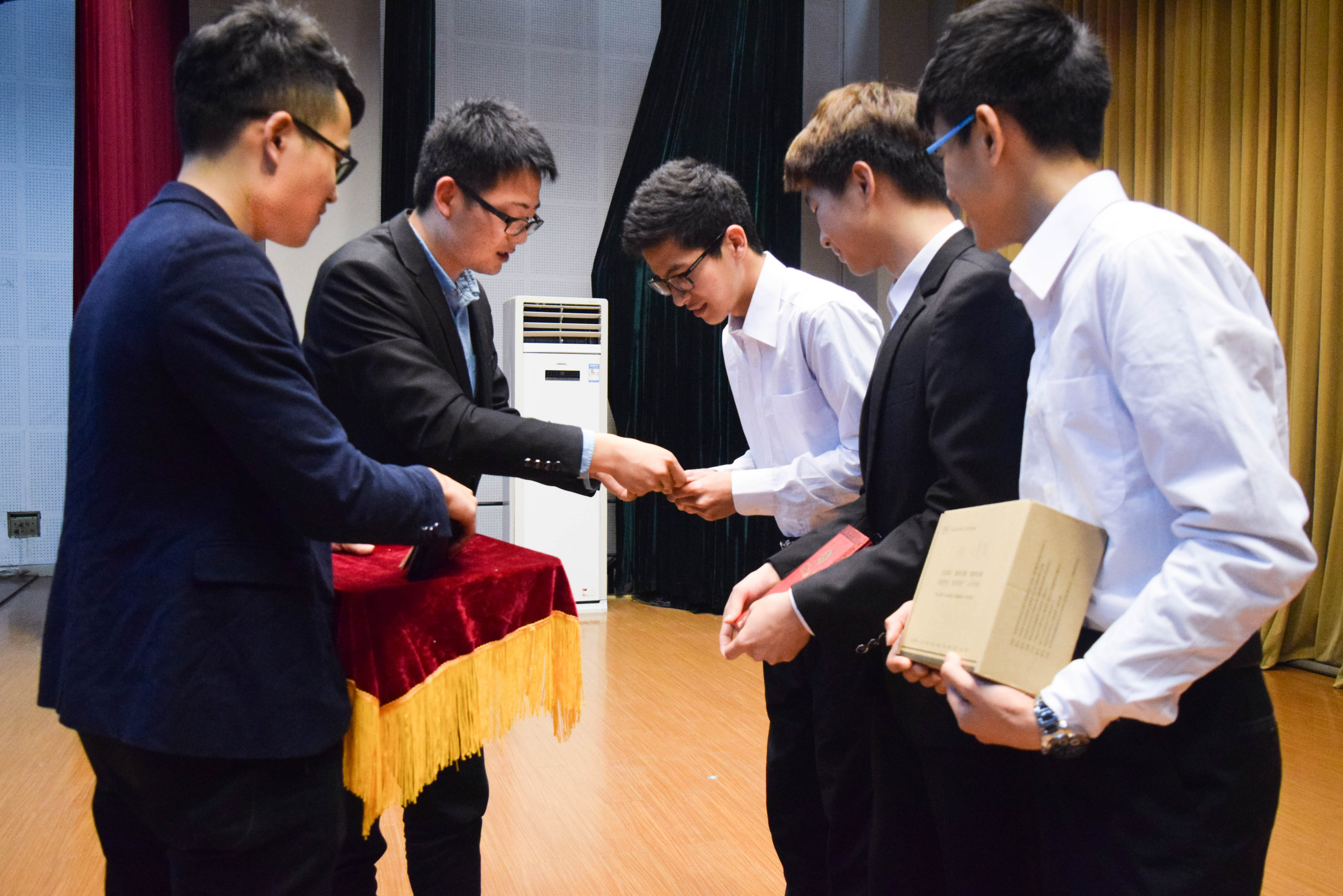 信盈达工程师为二等奖获奖团队颁奖