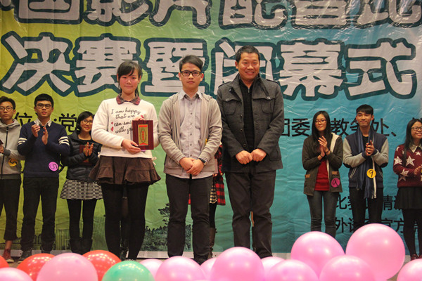 嘉宾为冠军选手颁奖