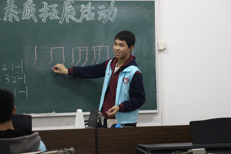 主讲“老师”正在讲课-800