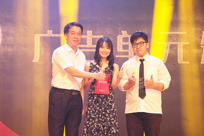 李琳校长颁奖广告单元颁奖 