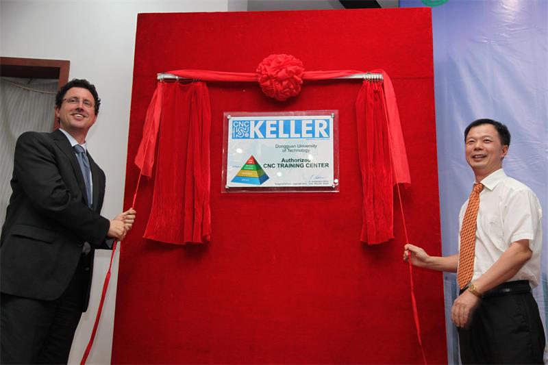 德国凯勒数控软件公司在机械工程学院设有“中德凯勒数控软件实验室”（中德精密制造技术中心主要组成部分），利用“云计算”技术使我校大学生可以在网络上学习德国凯勒数控软件，从而掌握CADCAM技术。图为实验室揭牌仪式。