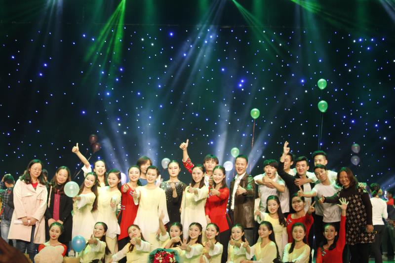 演员们与老师合影留念