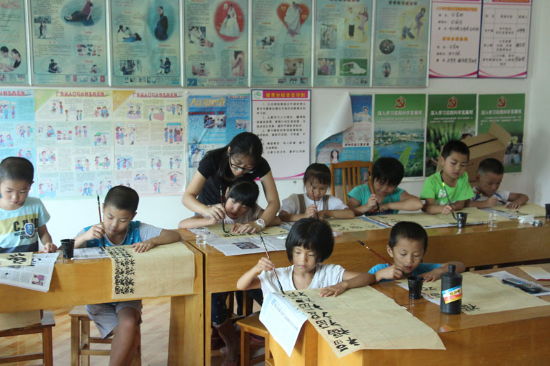 服务队同学们给孩子们上书法课-800