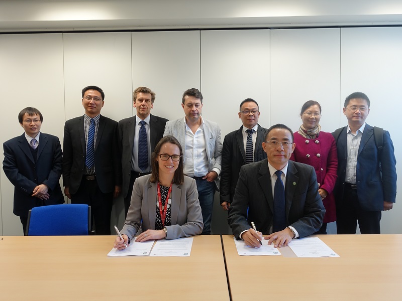 龙比亚大学 学校