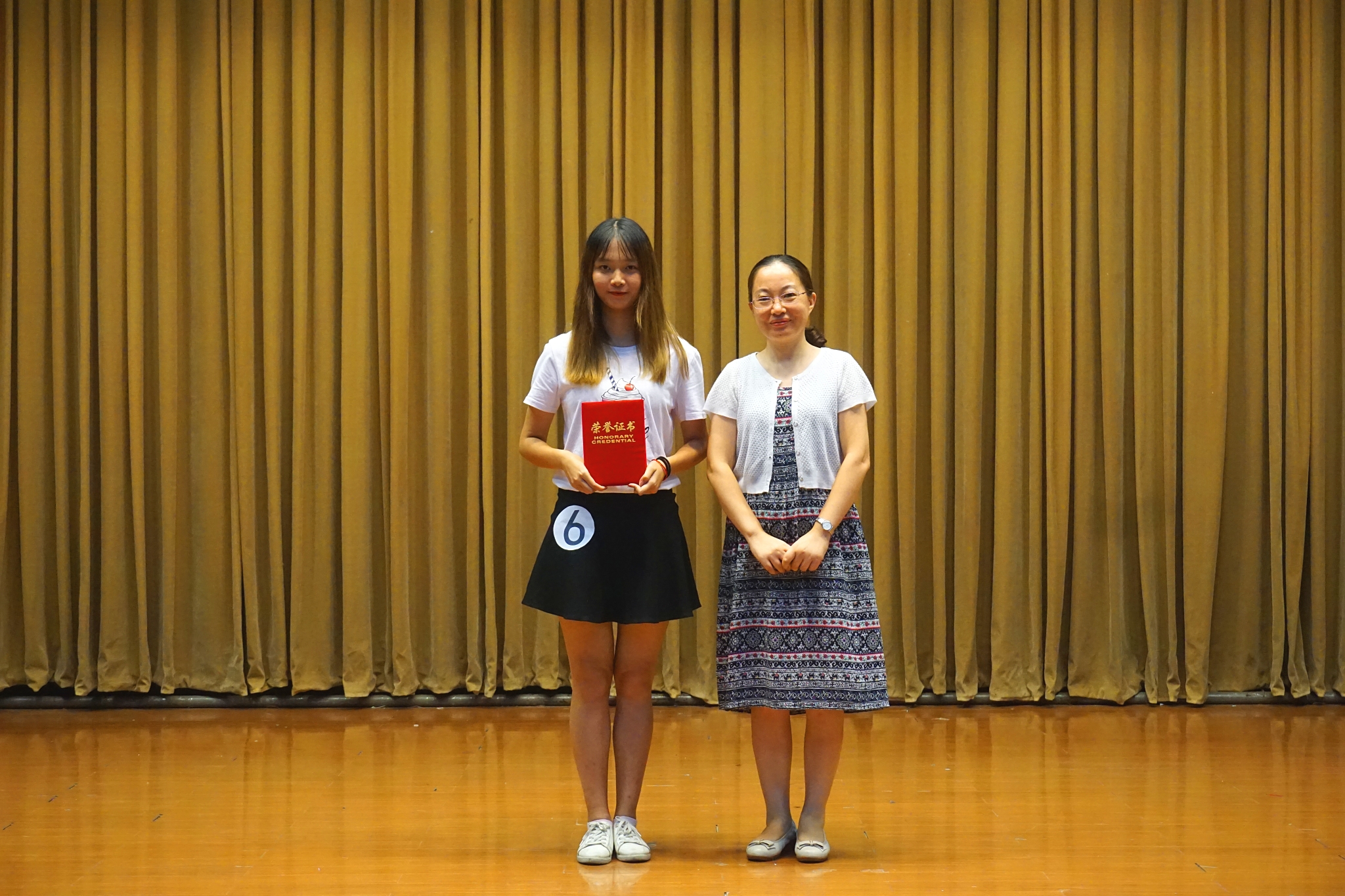 给一等奖获得者颁奖